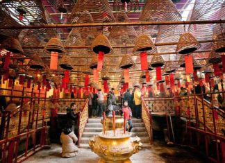 Viếng thăm đền Man Mo – điểm du lịch Hồng Kông linh thiêng, nổi tiếng Viếng thăm đền Man Mo - điểm du lịch Hồng Kông linh thiêng, nổi tiếng